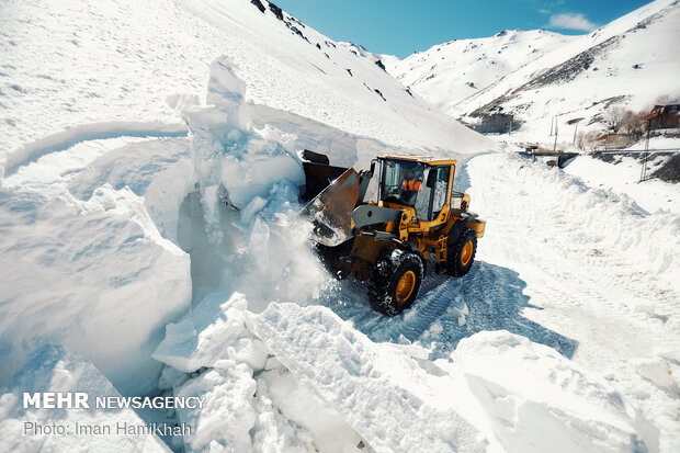 Snow plows clear roads in Iran’s Hamedan province
