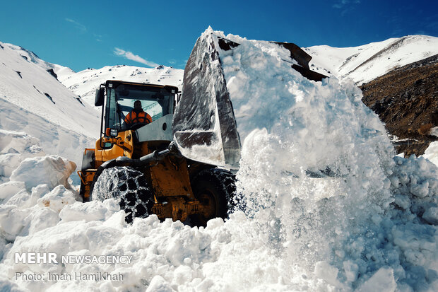 Snow plows clear roads in Iran’s Hamedan province
