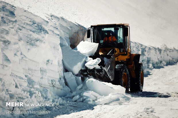 Snow plows clear roads in Iran’s Hamedan province
