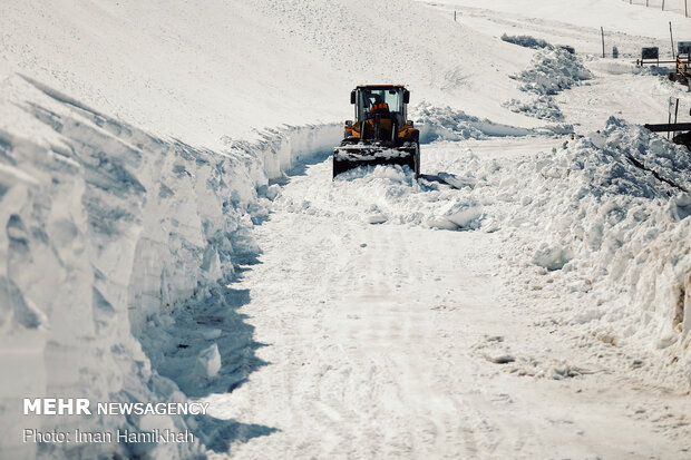 Snow plows clear roads in Iran’s Hamedan province
