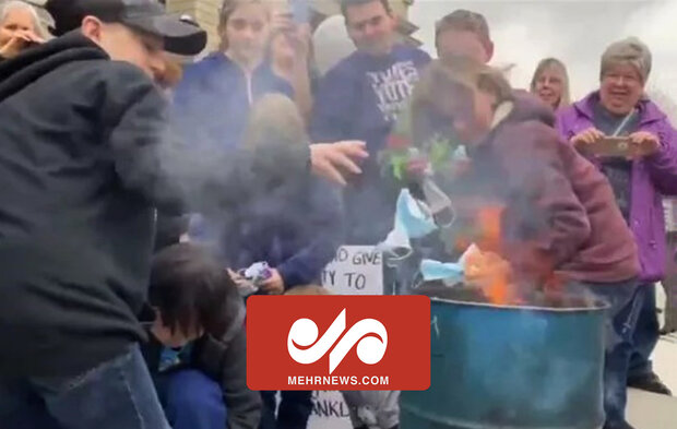 سوزاندن ماسک توسط معترضان به محدودیت‌های کرونایی