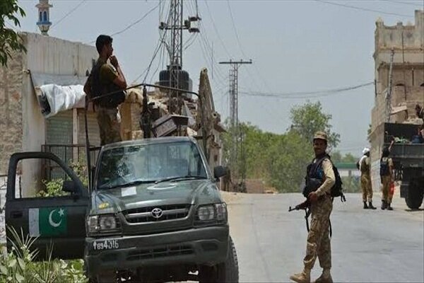 صوبہ سندھ کے علاقہ شکار پور میں پولیس کا ڈاکوؤں کے خلاف آپریشن