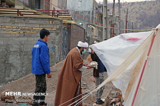 حضور جهادی طلاب و روحانیون در مناطق زلزله زده سی سخت