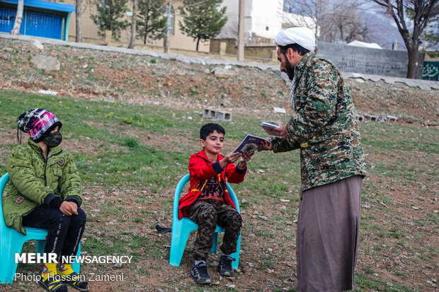 خدمات فرهنگی طلاب به کودکان زلزله زده سی سخت