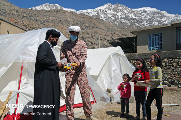 خدمات فرهنگی طلاب به کودکان زلزله زده سی سخت