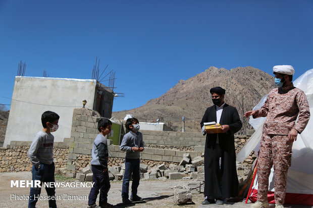 خدمات فرهنگی طلاب به کودکان زلزله زده سی سخت