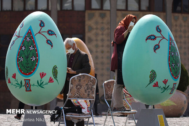 Painting Nowruz elements in Tehran 