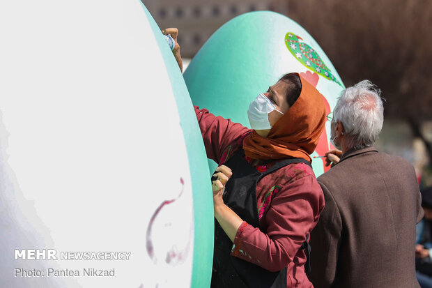 Painting Nowruz elements in Tehran 