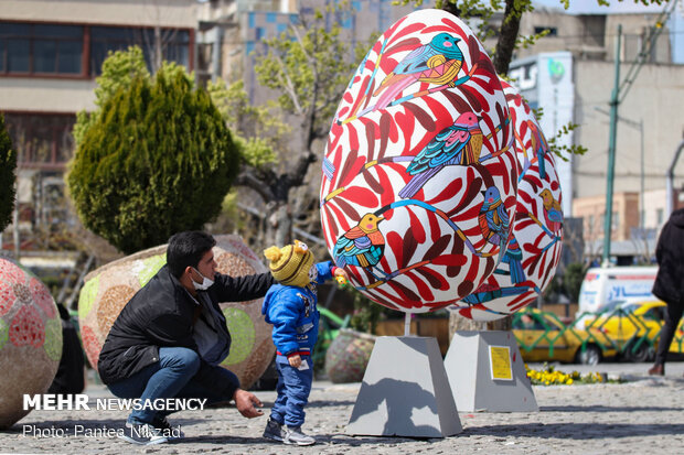 Painting Nowruz elements in Tehran 