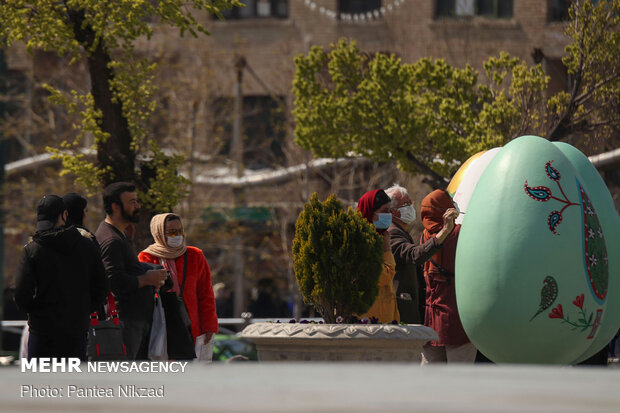 Painting Nowruz elements in Tehran 