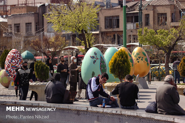 Painting Nowruz elements in Tehran 