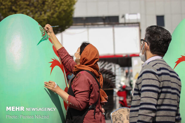 Painting Nowruz elements in Tehran 