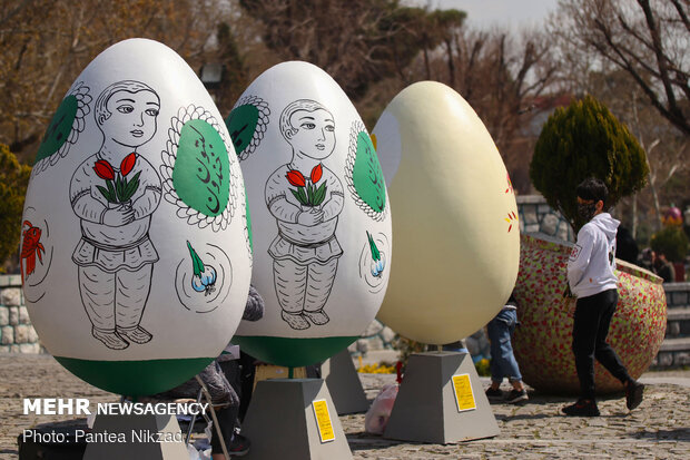 Painting Nowruz elements in Tehran 