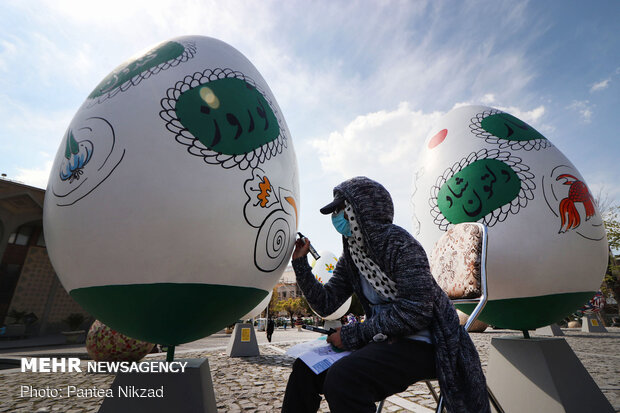 Painting Nowruz elements in Tehran 