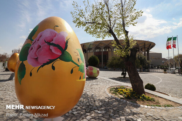 Painting Nowruz elements in Tehran 