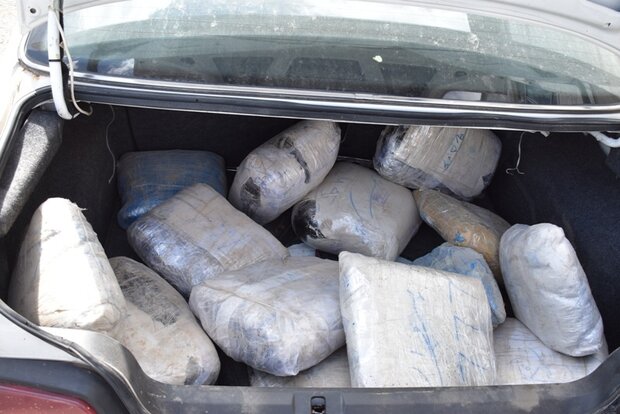 کشف ۱۳۵ کیلوگرم مواد مخدر از یک خودرو در محور خرم‌آباد- پل زال