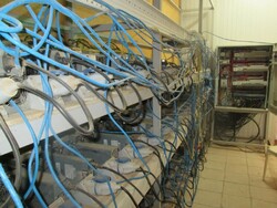 کشف ۳۵ دستگاه استخراج ارز دیجیتال قاچاق از یک سوله متروکه در ساوه