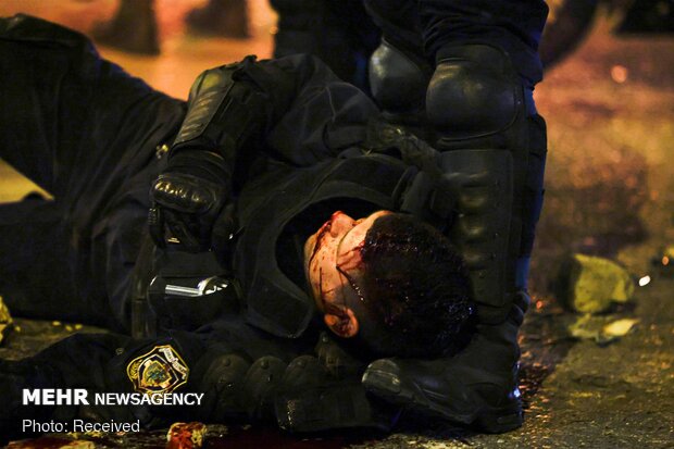 Atina'da polis şiddetini protesto eden göstericiler polis ile çatıştı