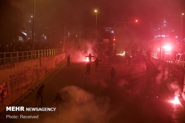 Atina'da polis şiddetini protesto eden göstericiler polis ile çatıştı