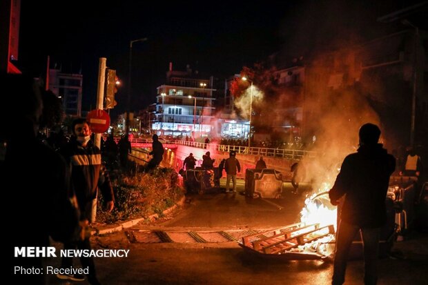 Atina'da polis şiddetini protesto eden göstericiler polis ile çatıştı