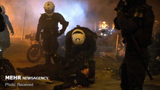 Atina'da polis şiddetini protesto eden göstericiler polis ile çatıştı