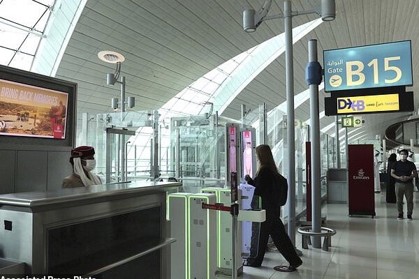 فرودگاه دبی هویت افراد را با اسکنر عنبیه تایید می کند