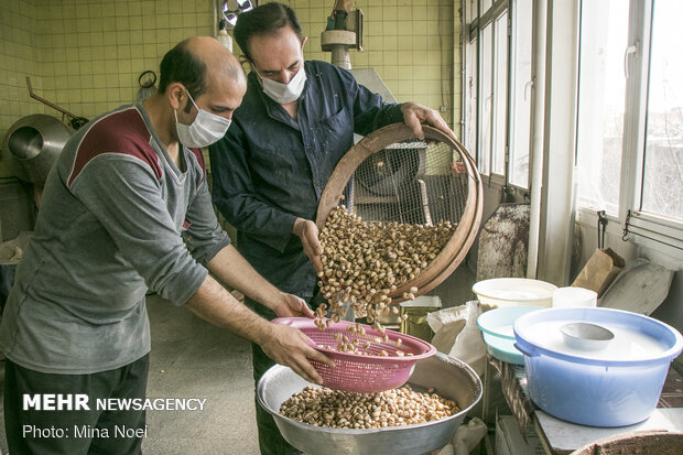 کارگاه تهیه و تولید آجیل عید در تبریز