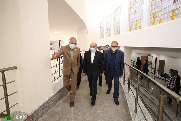 عطر افشانی قبور شهدای گمنام کیش با حضور مشاور رییس جمهور 