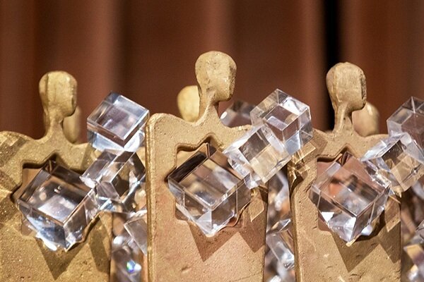 تندیس ملی فداکاری به دانشجویان ایران برای پزشک جوان گیلانی تندیس ملی فداکاری به دانشجویان ایران برای پزشک جوان گیلانی