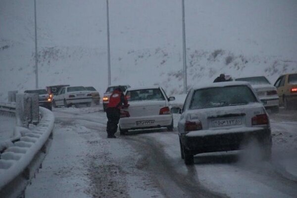 برف راه ارتباطی ۹۴ روستا در آذربایجان غربی را مسدود کرد