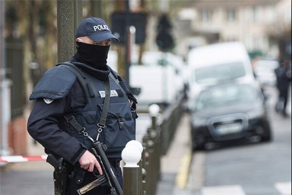 فرنسا.. شرطي يقتل شخصاً وسط العاصمة الباريسية