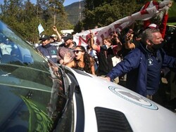 ارجنٹائن کے صدر کی گاڑی پر درجنوں مشتعل مظاہرین نے پتھراؤ کیا