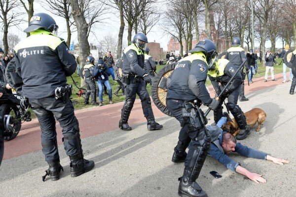 حضور گسترده پلیس هلند برای مقابله با اعتراض‌ها به قرنطینه اجباری
