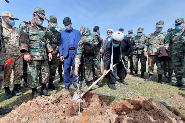 غرس ۶۳۰۰ اصله نهال به یادشهدای لرستان در تیپ ۲۸۴ شهید رستمی نزاجا