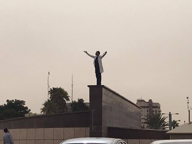 هویت جوان معترض با روپوش درمان در میدان نمازی شیراز مشخص نشده است