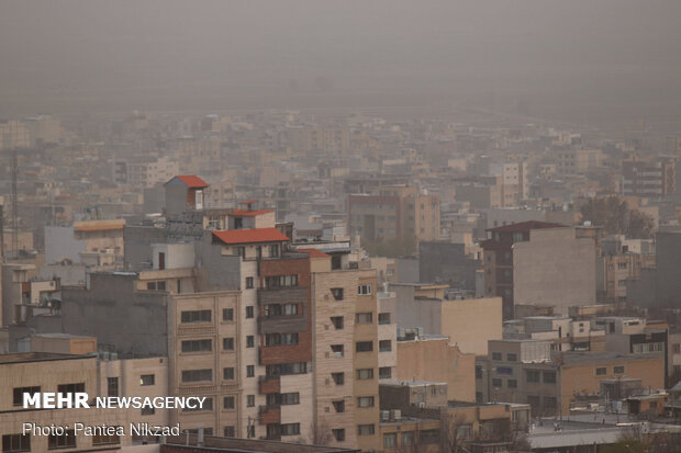 Roof of Iran trapped in dust