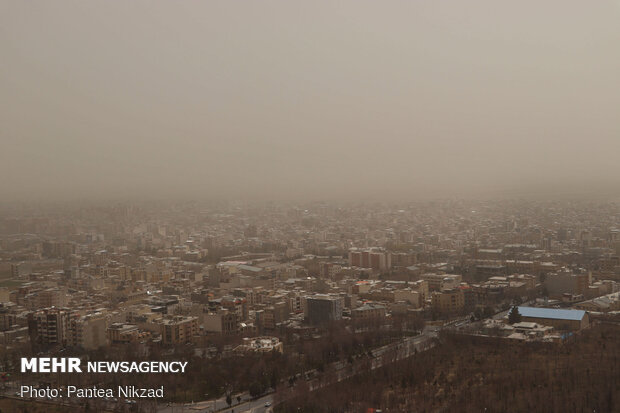 Roof of Iran trapped in dust