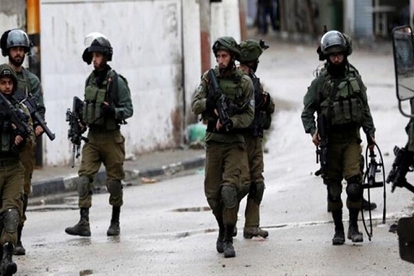 Zionist forces raid occupied lands, injure dozen Palestinians