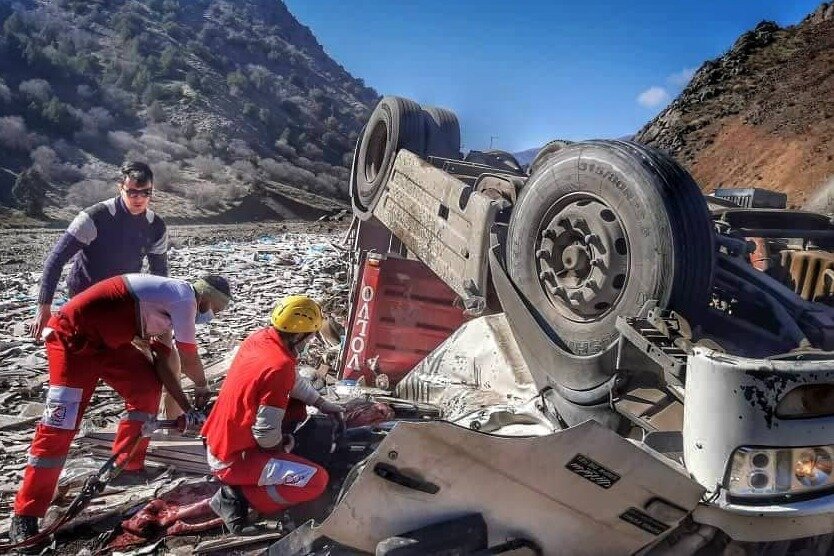 سقوط کامیونت از گردنه «هلیج» پلدختر ۲ کشته و ۳ زخمی برجای گذاشت