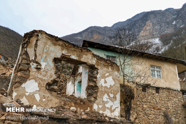 خانه تخریب شده به دلیل سقوط سنگ