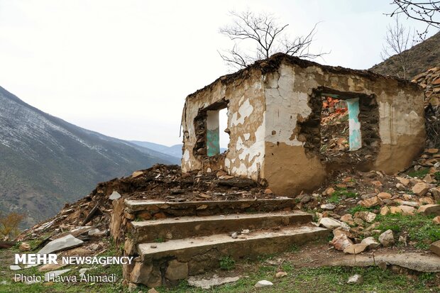 خانه تخریبی از سقوط سنگ