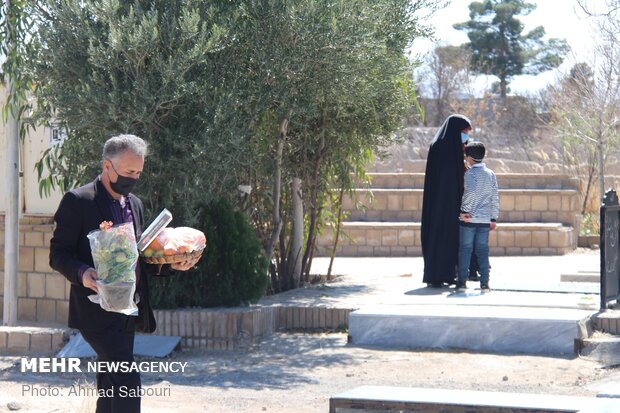 لحظه تحویل سال نو در کنار اهل قبور -  سمنان