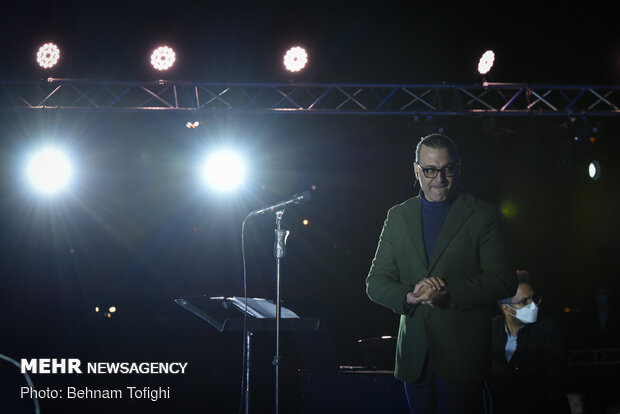 Alireza Ghorbani stages free online concert at Azadi Tower
