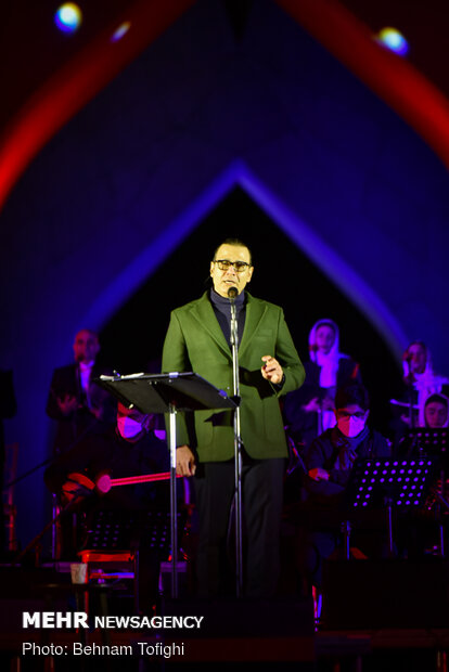 Alireza Ghorbani stages free online concert at Azadi Tower
