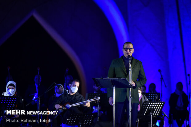 Alireza Ghorbani stages free online concert at Azadi Tower
