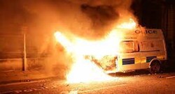 مظاهرات عنيفة في بریطانیا وإحراق سيارات