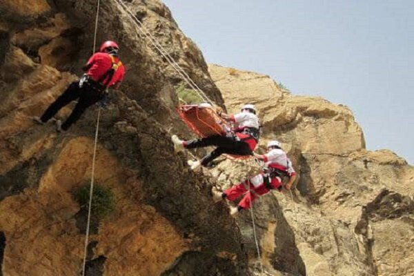 کوهنوردان گرفتار در سنقر نجات یافتند