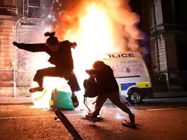 برطانیہ میں مظاہرین اور پولیس کے درمیان جھڑپ میں 20 پولیس اہلکار زخمی