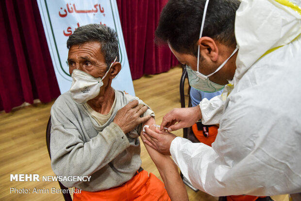 آغاز واکسیناسیون کرونا برای ۵۰۰ نفر از کارکنان شهرداری اراک 
