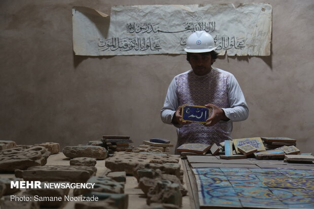 مرمت کاشی کاری مسجد جامع هرات به دست هنرمندان افغانستانی